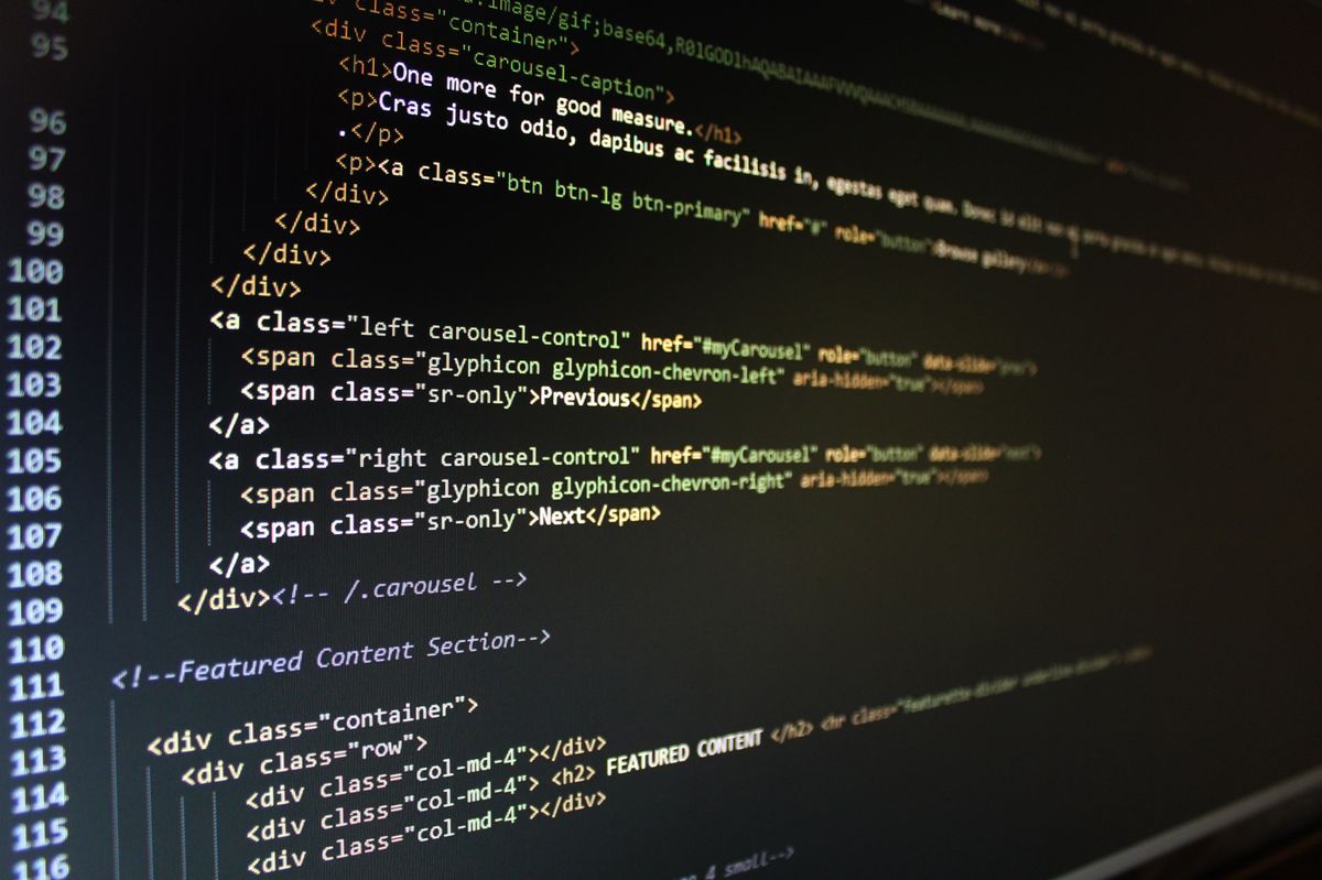 Deferring render-blocking JavaScript and inlining critical CSS in a code editor to speed up a WordPress site